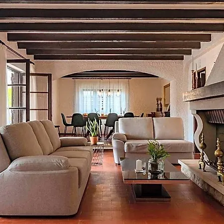 Santiago, Charming Escape